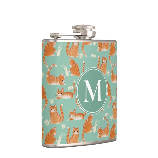 Slechte Oranje Tabby Cats kloppen spul over patroo Heupfles (Rechts)