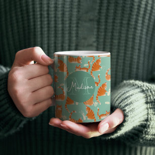 Slechte Oranje Tabby Cats kloppen spul over patroo Koffiemok