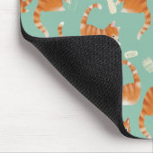 Slechte Oranje Tabby Cats kloppen spul over patroo Muismat (Hoek)