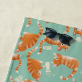 Slechte Oranje Tabby Cats kloppen spul over patroo Strandlaken (In situ)