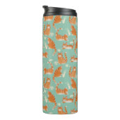 Slechte Oranje Tabby Cats kloppen spul over patroo Thermosbeker (Geroteerd rechts)
