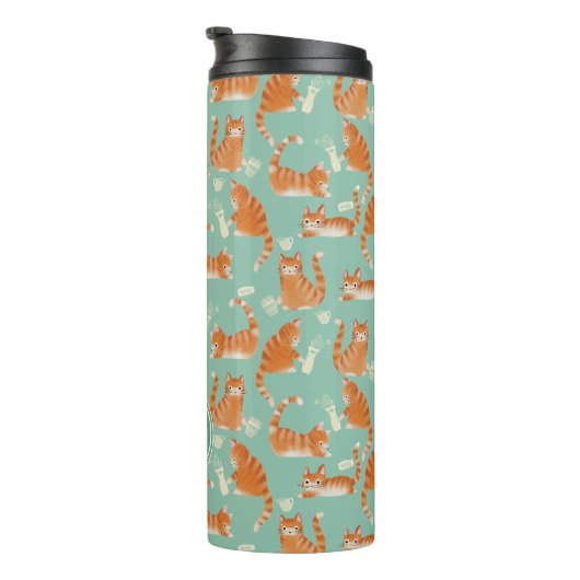 Slechte Oranje Tabby Cats kloppen spul over patroo Thermosbeker (Geroteerd rechts)