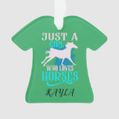 "SLECHTS EEN MEISJE DIE VAN HORSES HOUDT" SHIRT PE ORNAMENT (voorkant)