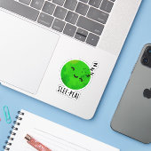 Slee-pea Grappige Sleeping Pea Pun Sticker (Laptop met iPhone)