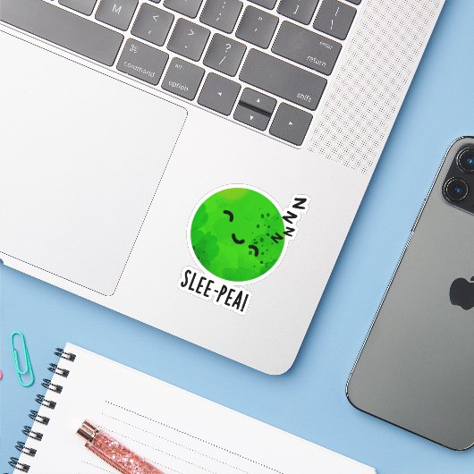 Slee-pea Grappige Sleeping Pea Pun Sticker (Laptop met iPhone)