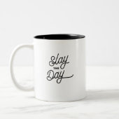SLEEP DE DAG Fun Modern Motivatie Typografie Tweekleurige Koffiemok (Links)