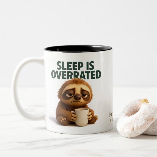 Sleep Is Overrated – Funny New Parent Mug Tweekleurige Koffiemok (Met donut)