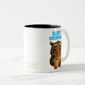 Sleep Is Overrated – Owl Funny New Parent Mug Tweekleurige Koffiemok (Voorkant rechts)