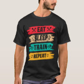 Sleep. Train. Repeat. – The Ultimate Fitness Grind T-shirt (Voorkant)