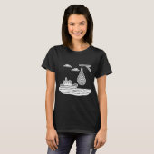 Sleepboot naast hangend visnet t-shirt (Voorkant volledig)