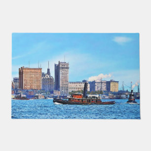 Sleepboten nabij de skyline van New York City c190 Deurmat