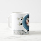 🌙 Sleeping Baby on Moon Mug – Stars & Cloud Cute  Koffiemok (Voorkant links)