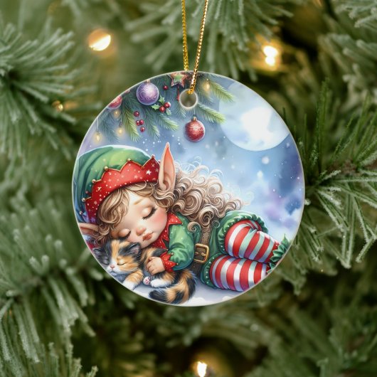Sleeping Christmas Elf met Calico Kitten Keramisch Ornament (Boom)