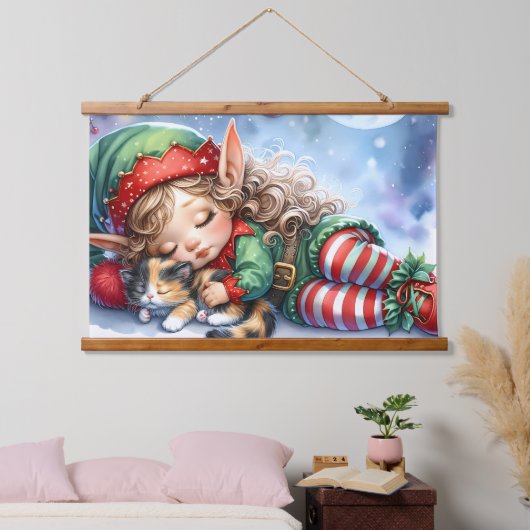 Sleeping Christmas Elf with Calico Kitten Hangend Wandkleed (Slaapkamer)