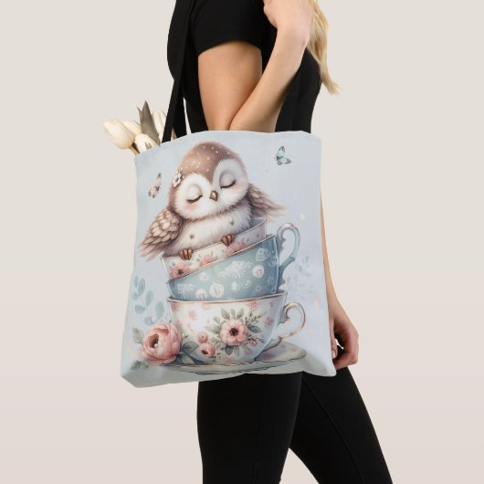 Sleeping Owl in Stacked Floral Teacups Tote Bag (Dichtbij)