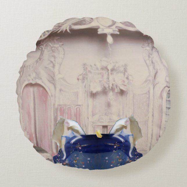 Sleeping Princess Round Pillow – Opalescent Dream Rond Kussen (Voorkant)