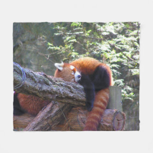 Sleeping Red Panda Fleece Deken