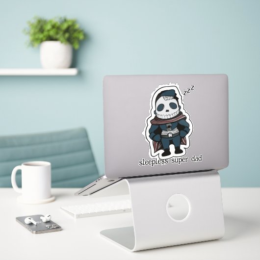Sleepless Super Dad Sticker (Laptop op bureau)