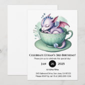 Sleepy Baby Dragon in Teacup Birthday Kaart (Voorkant / Achterkant)