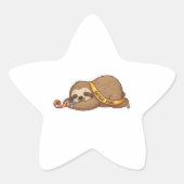 Sleepy Birthday Squad Luiaard met Party Horn Ster Sticker (Voorkant)