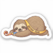 Sleepy Birthday Squad Luiaard met Party Horn Sticker (Voorkant)