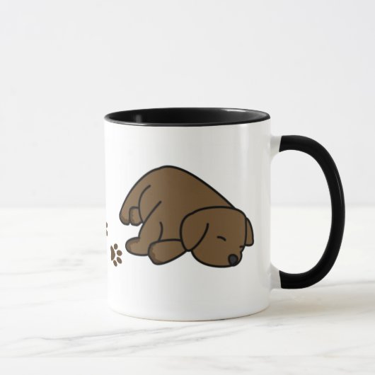 Sleepy Chocolate Lab Puppy Mok (Rechts)