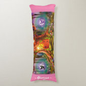 Sleepy Fairy magische boom. Pink Giant op maat Lichaamskussen (Voorkant Verticaal)