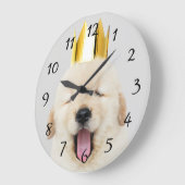 Sleepy Golden Retriever Puppy in Crown Yawning Grote Klok (Hoek)