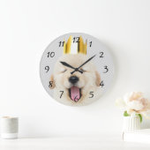 Sleepy Golden Retriever Puppy in Crown Yawning Grote Klok (Huis)