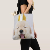 Sleepy Golden Retriever Puppy in Gold Crown Tote Bag (Dichtbij)