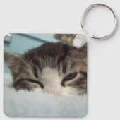 Sleepy Keeno Aluminium Vierkante Sleutelhanger (Achterkant)