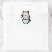 Sleepy Owl on Coffee – Cute Cozy Illustration Vierkante Sticker (Tas)