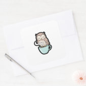 Sleepy Owl on Coffee – Cute Cozy Illustration Vierkante Sticker (Envelop)