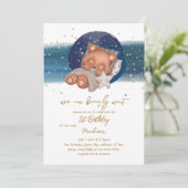 Sleepy Teddy Bear Baby First Birthday Invitati Kaart (Staand voorkant)
