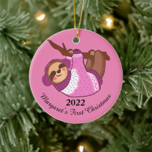 Sleepy Winter Sloth in Roze Keramisch Ornament