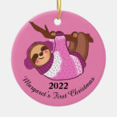 Sleepy Winter Sloth in Roze Keramisch Ornament (Voorkant)