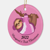 Sleepy Winter Sloth in Roze Keramisch Ornament (Links)