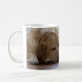 Sleepy yellow Labrador Retriever Koffiemok (Links)