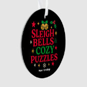Sleigh Bells & Cozy Puzzles Kerstcadeau  Ornament (voorkant)