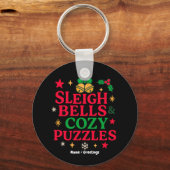 Sleigh Bells & Cozy Puzzles Kerstcadeau Sleutelhanger (Voorkant)