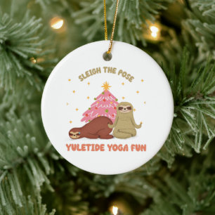 Sleigh de Pose: Yuletide Yoga Fun   Schattigee lui Keramisch Ornament