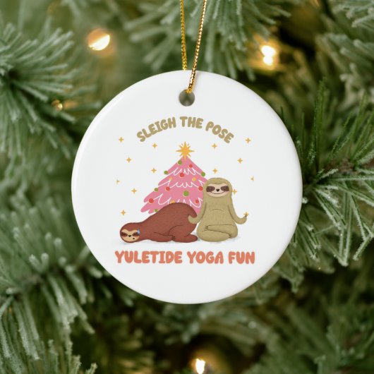 Sleigh de Pose: Yuletide Yoga Fun | Schattigee lui Keramisch Ornament (Boom)