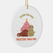 Sleigh de Pose: Yuletide Yoga Fun | Schattigee lui Keramisch Ornament (Rechts)