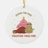 Sleigh de Pose: Yuletide Yoga Fun | Schattigee lui Keramisch Ornament (Voorkant)