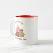 Sleigh de Pose: Yuletide Yoga Fun | Schattigee lui Tweekleurige Koffiemok (Voorkant links)