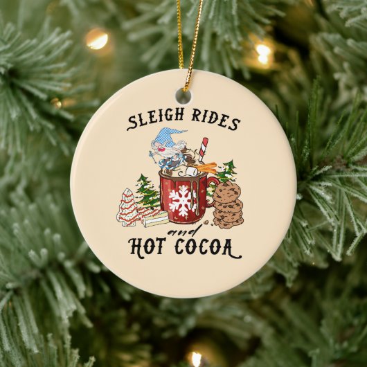 Sleigh Rides en Hot Cocoa – Scandinavische Gnoom Keramisch Ornament (Boom)
