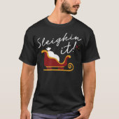 Sleighin it Funny Kerstpun Sleighi T-shirt (Voorkant)