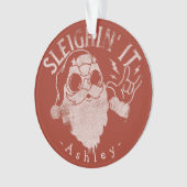 Sleighin It Grappige Santa Sleigh Kerstmis Ornament (voorkant)