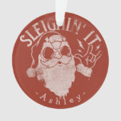 Sleighin It Grappige Santa Sleigh Kerstmis Ornament (voorkant)
