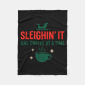 Sleighin' It One Coffee At A Time _ Funny Christma Fleece Deken (Voorkant)